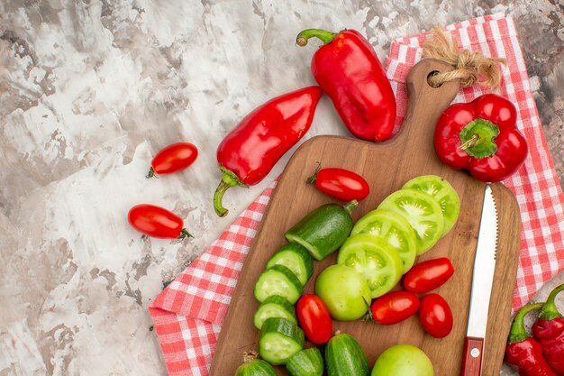 Nahaufnahme von frischem Gemüse für die Zubereitung des Abendessens auf dem Tisch