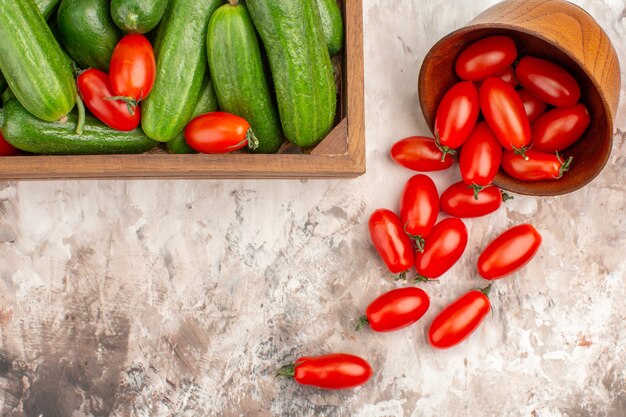 Nahaufnahme von frischem Gemüse für die Zubereitung des Abendessens auf dem Tisch