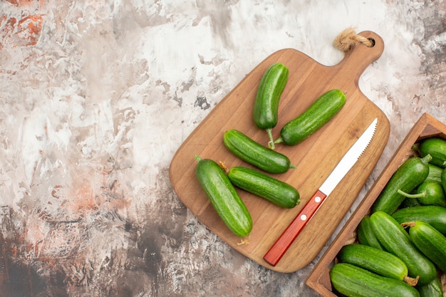 Nahaufnahme von frischem Gemüse für die Zubereitung des Abendessens auf dem Tisch