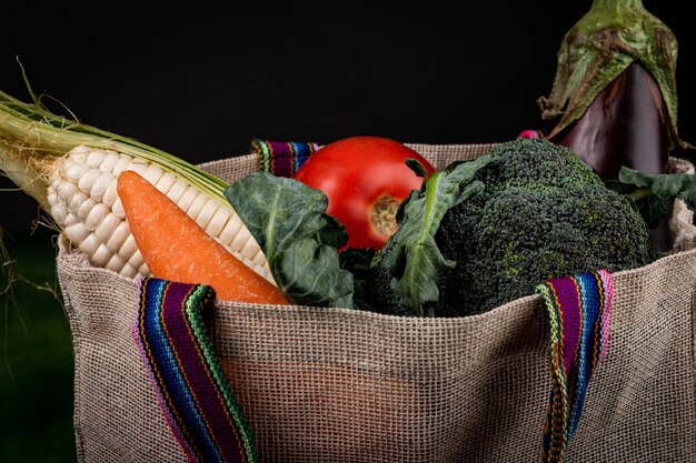 Nahaufnahme von frischem Gemüse in einer Öko-Tasche auf dem Tisch - Umweltkonzept