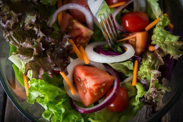 Nahaufnahme von frischem Gemüsesalat.