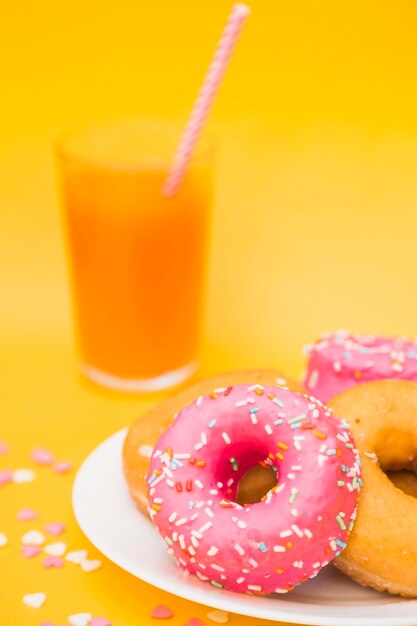 Nahaufnahme von frischen Donuts auf Platte