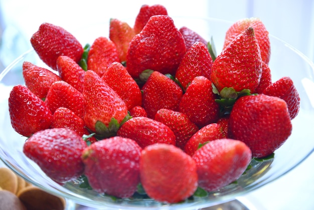 Nahaufnahme von frischen Erdbeeren in einer Glasplatte