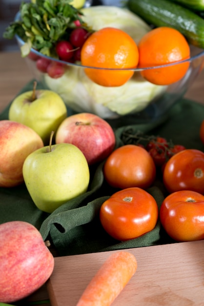 Nahaufnahme von Frischgemüse und Früchten in der Küche