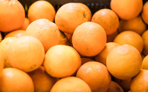 Nahaufnahme von Früchten der japanischen Orange für Verkauf am Obstmarkt