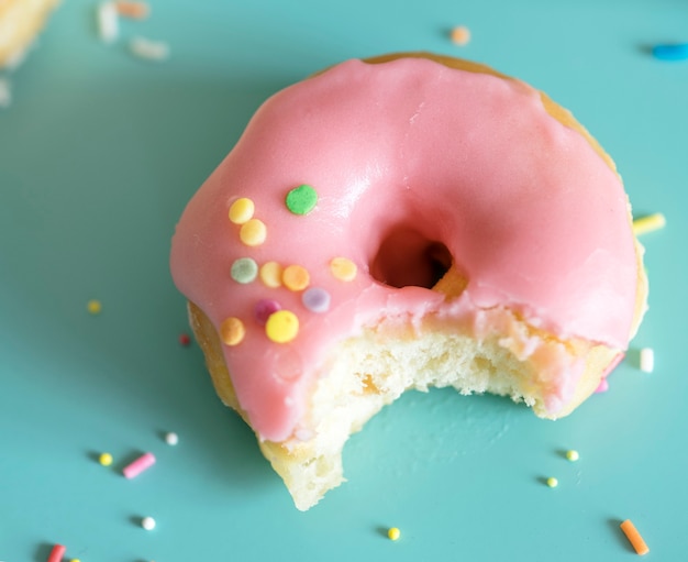 Kostenloses Foto nahaufnahme von gebissenem donut