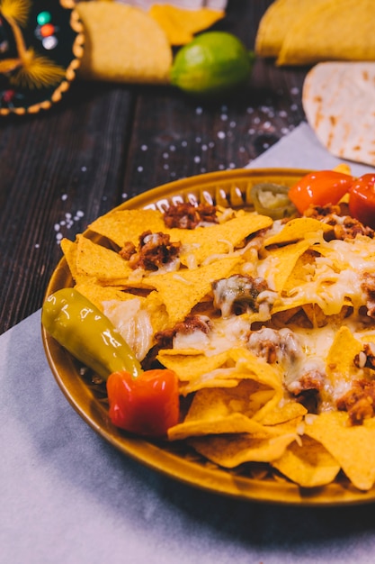 Nahaufnahme von gelben mexikanischen Nachos in der Platte auf Butterpapier