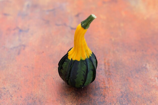 Nahaufnahme von gelben und grünen Zucchini auf einem dunkelbraunen Tisch