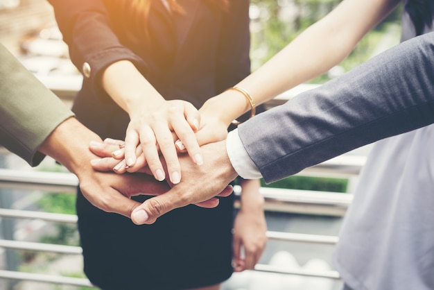 Nahaufnahme von Geschäftsleuten Hände zusammen. Teamwork-Konzept.