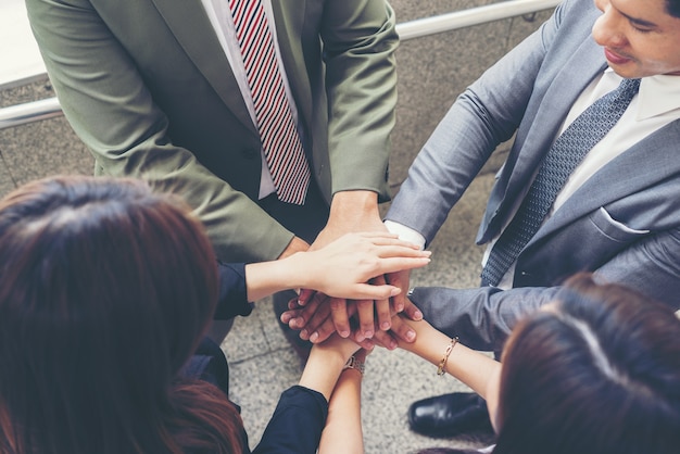 Nahaufnahme von Geschäftsleuten Hände zusammen. Teamwork-Konzept.