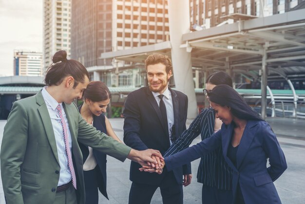 Nahaufnahme von Geschäftsleuten Hände zusammen. Teamwork-Konzept.