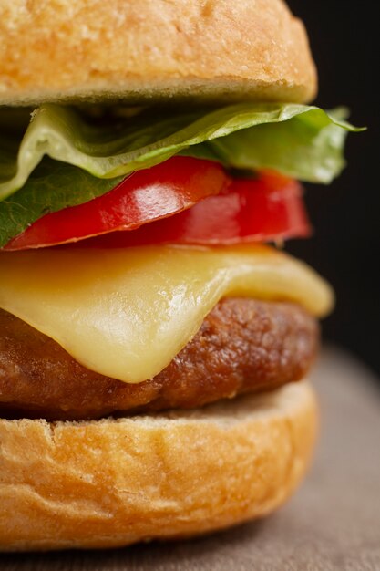 Nahaufnahme von geschmolzenem Käse im Burger