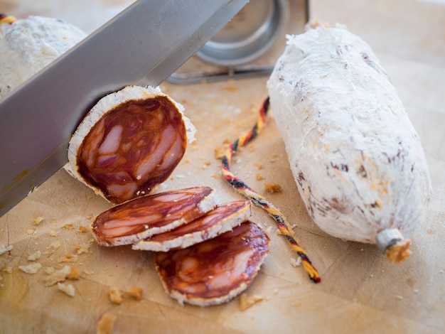 Kostenloses Foto nahaufnahme von geschnittener wurst auf einem schneidebrett