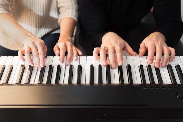 Nahaufnahme von Händen, die Klaviermusik und Hobbykonzept spielen