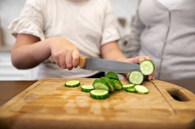 Nahaufnahme von Hand, die Gurke schneidet