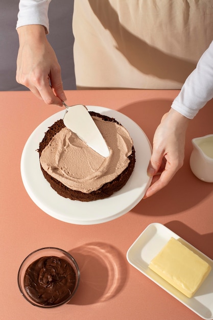 Nahaufnahme von Hand, die Kuchen macht