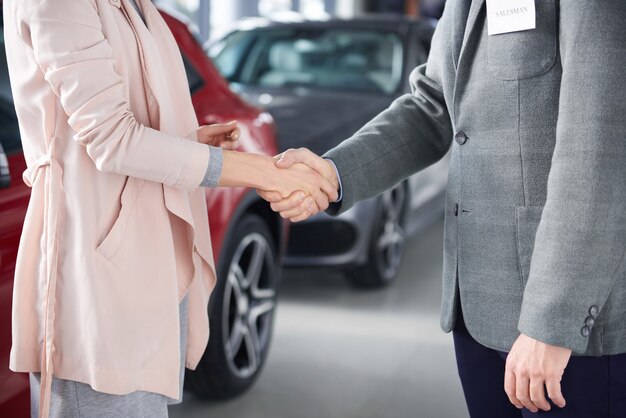 Nahaufnahme von Handshake-Verkäufer und Frau