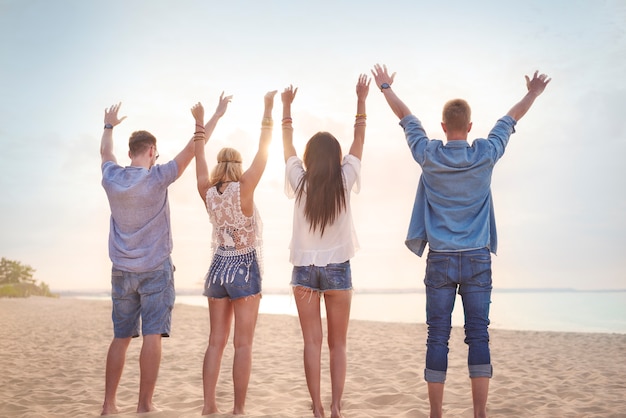 Nahaufnahme von jungen Freunden, die Spaß am Strand haben