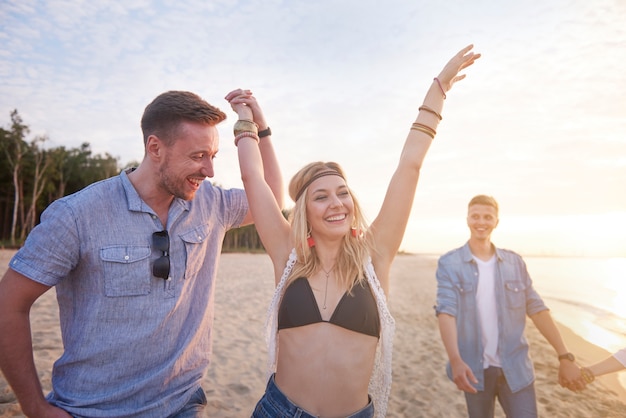 Nahaufnahme von jungen Freunden, die Spaß am Strand haben