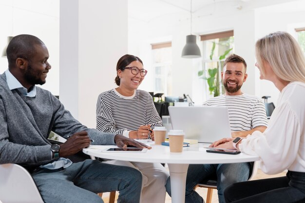 Nahaufnahme von jungen Kollegen, die ein Meeting haben