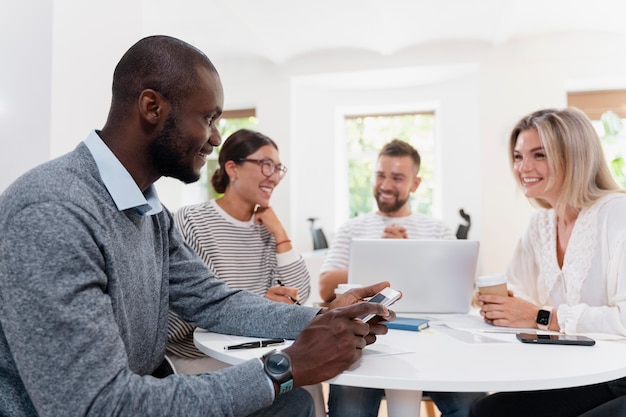 Bewerber beim Austausch von Ideen im Gruppeninterview