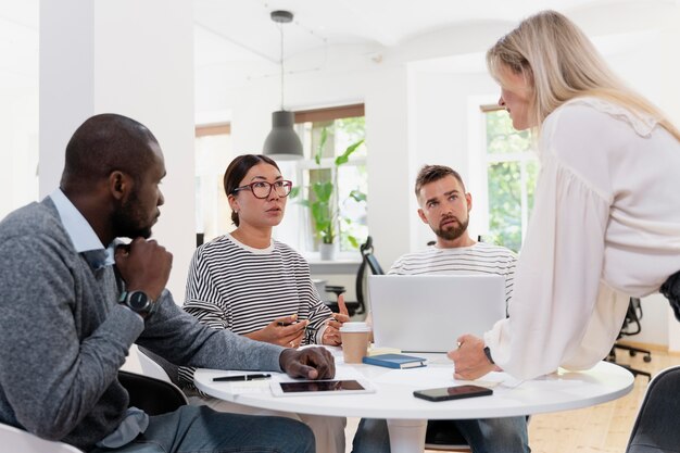 Nahaufnahme von jungen Kollegen, die ein Meeting haben