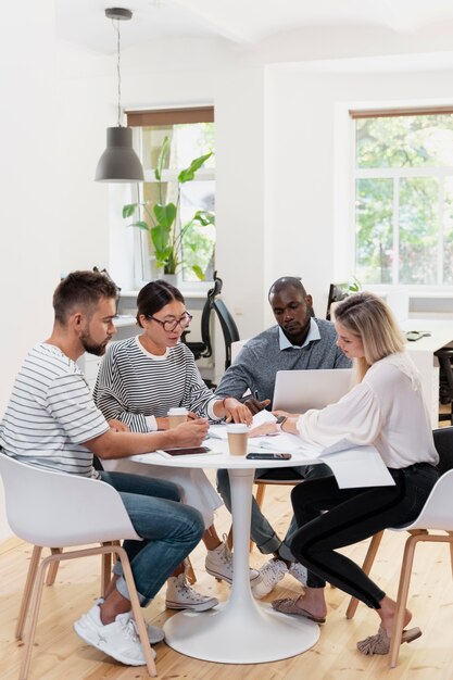 Nahaufnahme von jungen Kollegen, die ein Meeting haben