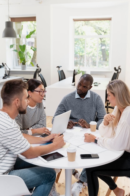 Nahaufnahme von jungen Kollegen, die ein Meeting haben