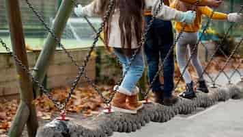 Kostenloses Foto nahaufnahme von kindern, die draußen zusammen spielen