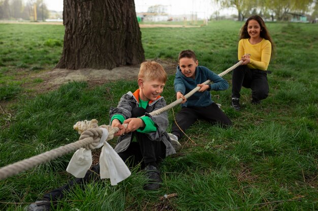 Nahaufnahme von Kindern, die im Park Tauziehen spielen