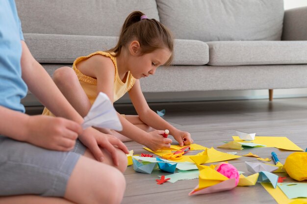 Nahaufnahme von Kindern, die mit Papier spielen