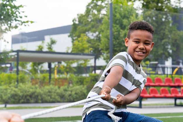 Nahaufnahme von Kindern, die mit Seil spielen