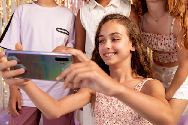 Nahaufnahme von Kindern, die Selfies auf einer Party machen