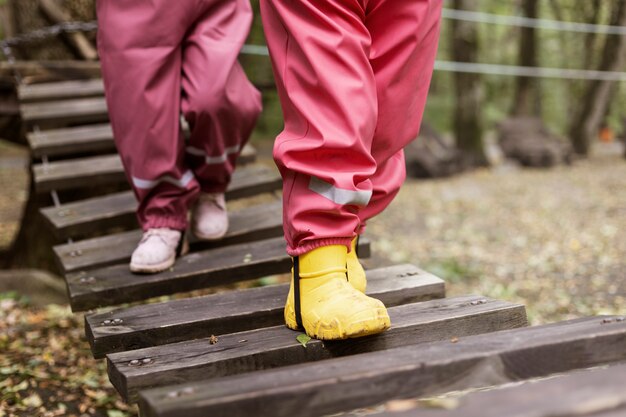 Nahaufnahme von Kindern, die zusammen gehen