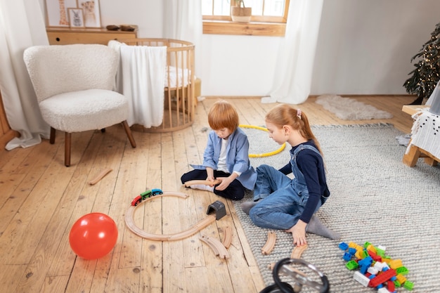 Kostenloses Foto nahaufnahme von kindern in ihrem zimmer, die spaß haben