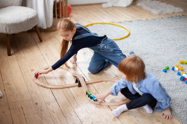 Nahaufnahme von Kindern in ihrem Zimmer, die Spaß haben