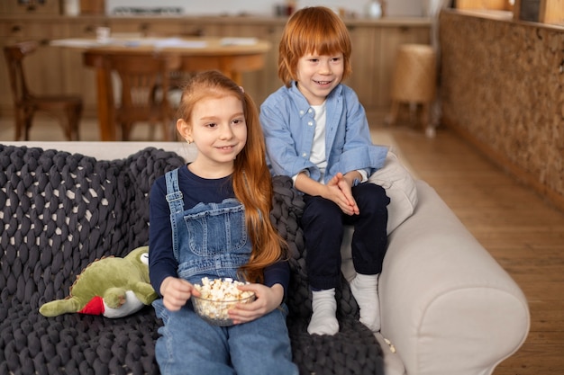 Kostenloses Foto nahaufnahme von kindern in ihrem zimmer, die spaß haben