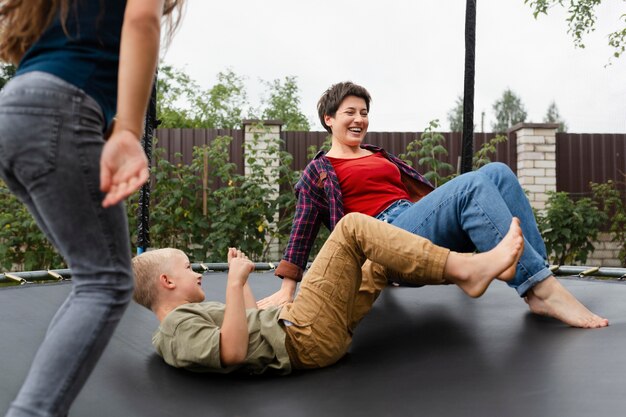 Nahaufnahme von Kindern und Frauen, die Spaß haben