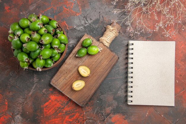 Nahaufnahme von kleinen Vitaminbomben frische Feijoas-Früchte