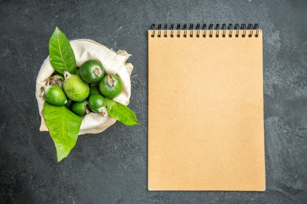 Nahaufnahme von kleinen Vitaminbomben frische Feijoas-Früchte