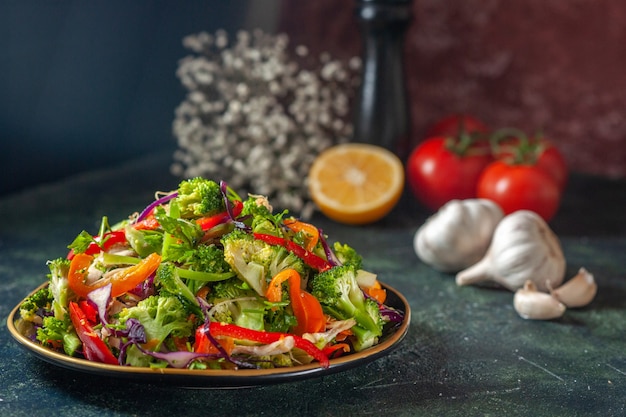 Nahaufnahme von köstlichem veganem Salat mit frischen Zutaten in einem Teller