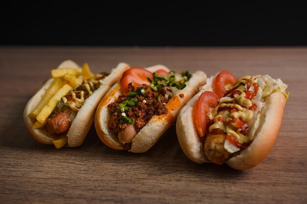 Nahaufnahme von köstlichen Hot Dogs mit leckeren Dressings