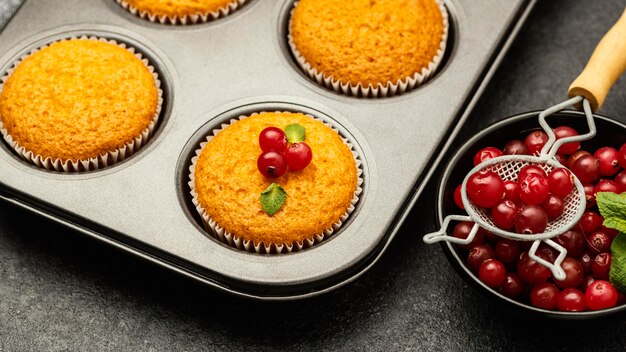 Nahaufnahme von köstlichen Muffins mit Beeren in der Pfanne