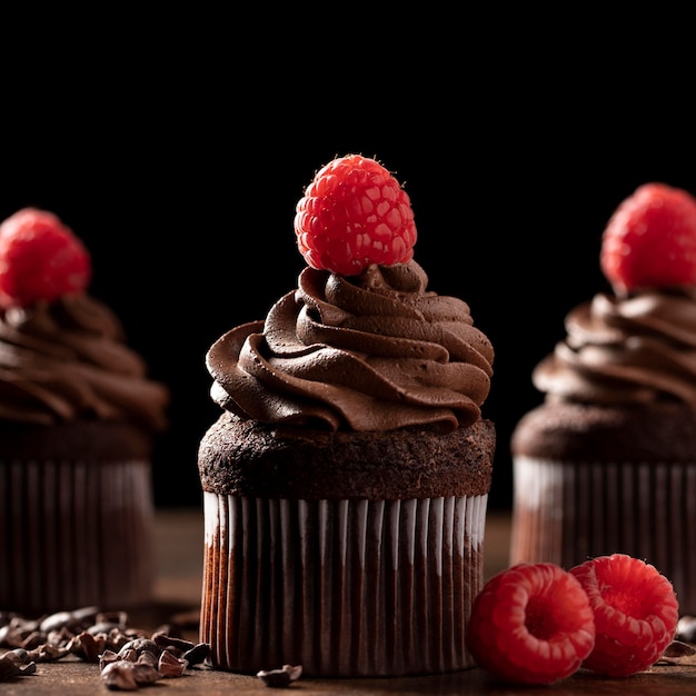 Nahaufnahme von köstlichen Schokoladencupcakes mit Himbeere