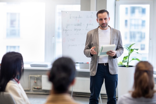 Kostenloses Foto nahaufnahme von kollegen, die bei der arbeit lernen