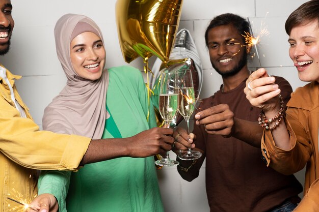 Nahaufnahme von Kollegen, die mit Ballon feiern