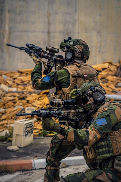 Kostenloses Foto nahaufnahme von lauernden soldaten der spezialeinheiten mit waffen