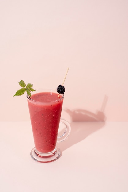 Nahaufnahme von Lebensmittelcocktails im hohen Glas