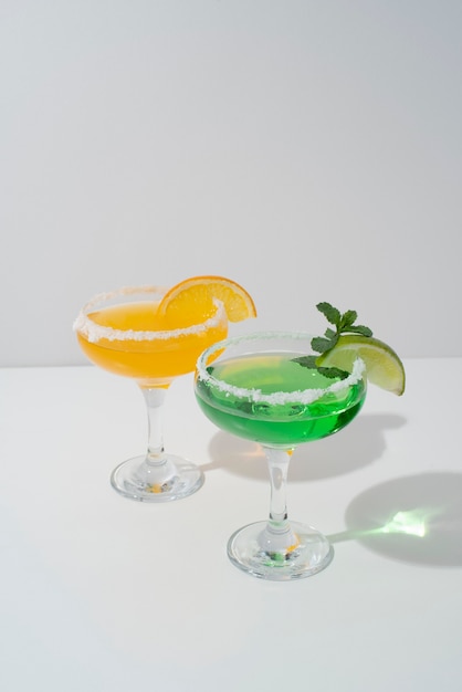 Nahaufnahme von Lebensmittelcocktails im hohen Glas