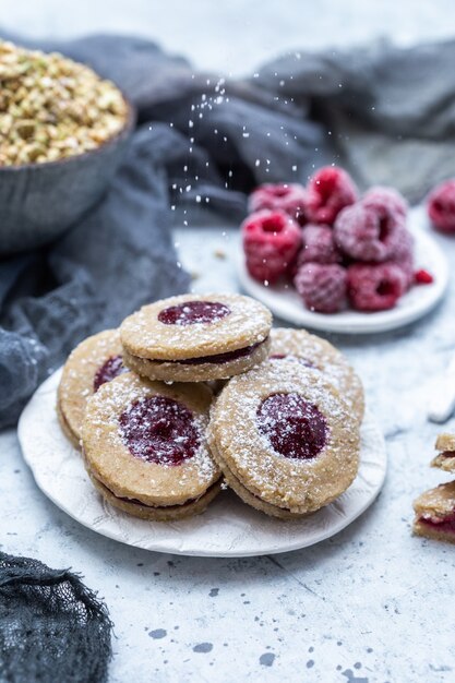 Nahaufnahme von leckeren hausgemachten Keksen mit gefrorenen Himbeeren